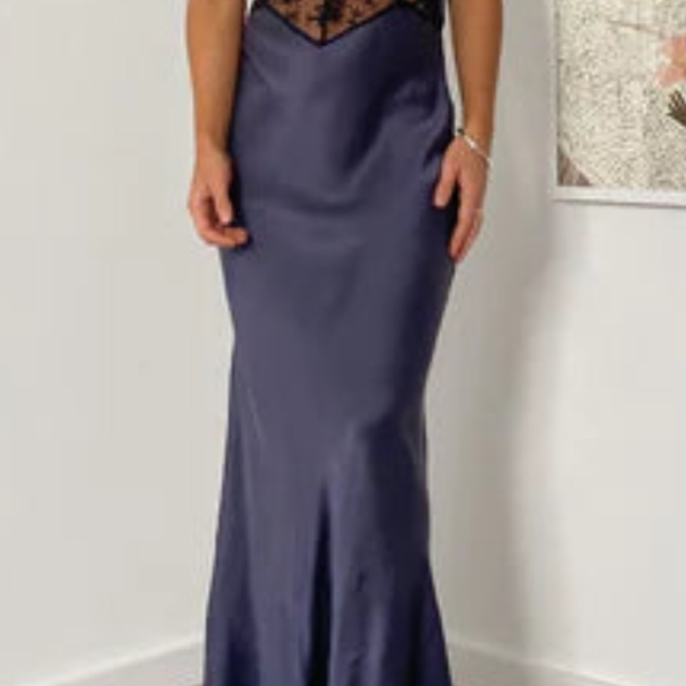 Stunning Sir. The label Aries dress in navy.
100% silk
Size 4 US 10
NWT - Picture 12 of 17